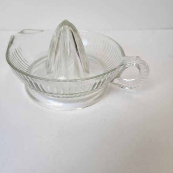 VINTAGE CITRUS JUICER CLEAR REAMER WITH HANDLE AND SPOUT - Picture 3 of 6